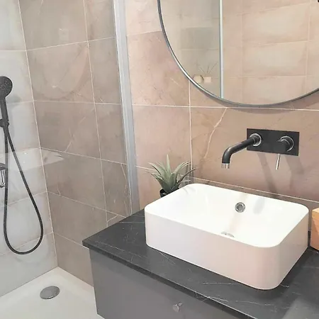 Lovely 1-bed In Lägenhet